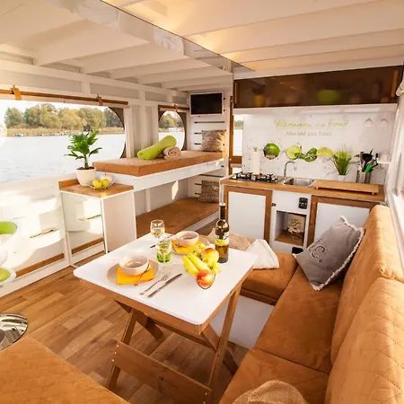 Πλωτό κατάλυμα Lisa Boot 5