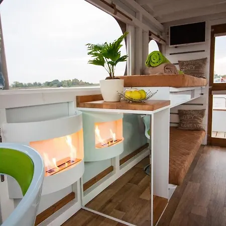 Πλωτό κατάλυμα Lisa Boot 5