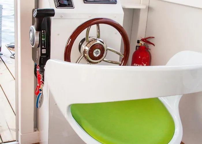 Lisa Boot 5 Úszó hotel *